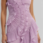 Vestido Veska Isadora con volantes y edición limitada, diseñado para un estilo elegante y moderno en fotografía de alta gama.